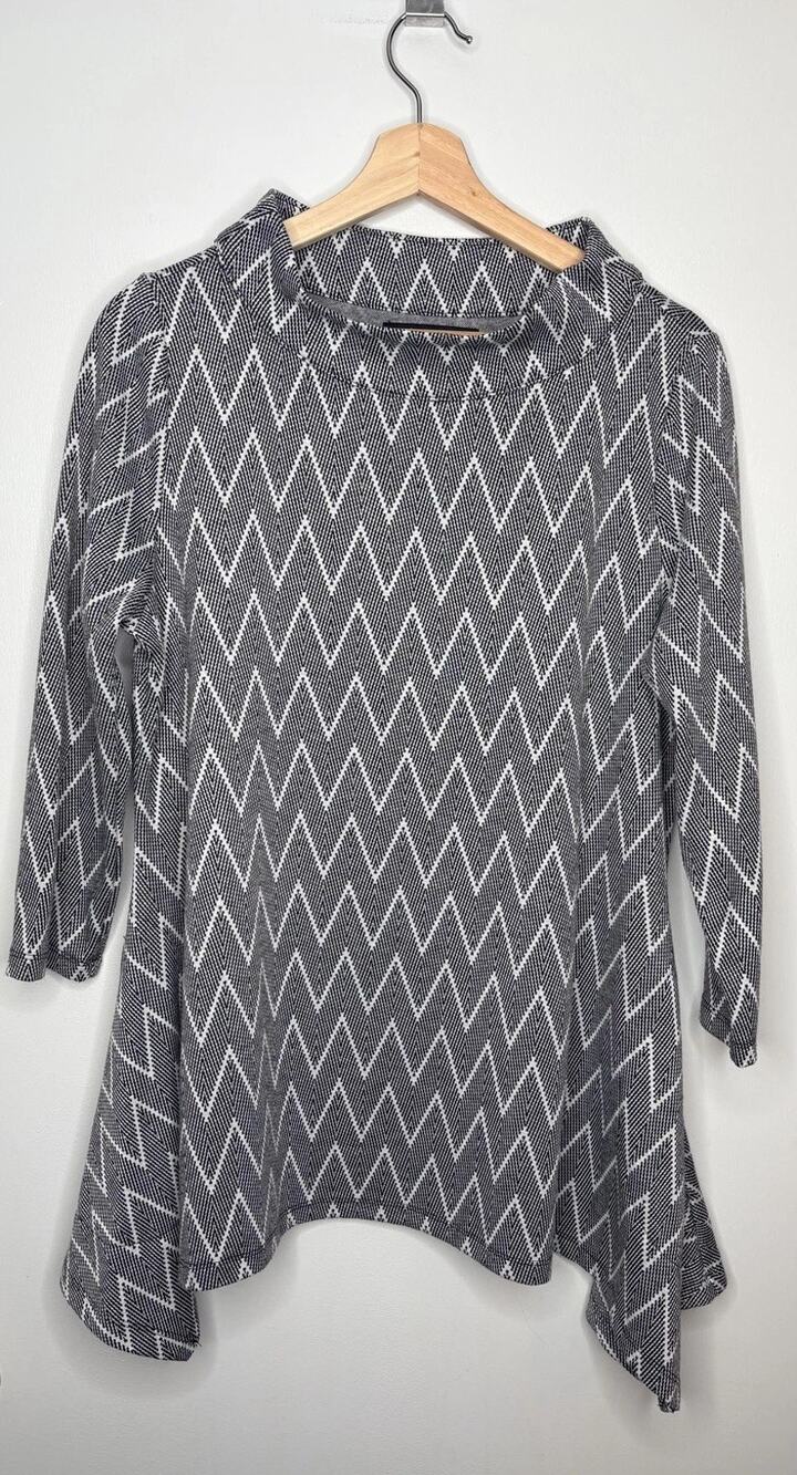 Calessa Women's Black White Modern Chevron Knit Tunic Size Medium